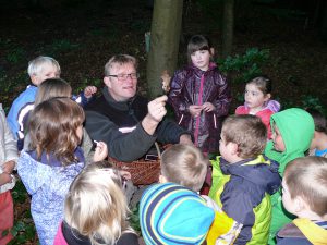 Mit dem Förster durch den Wald: Die Kinder der Arnsberger Kindertagesstätte „Kleine Strolche“ (Foto: „Kleine Strolche“)