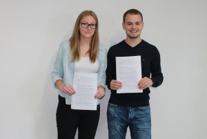 Linda Niedbala und JPS-Vorsitzender Fabian Blome mit der neuen Satzung (Foto: Jugendparlament)