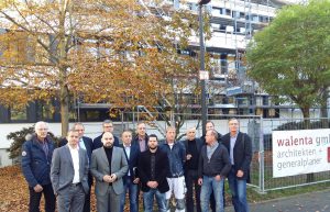 Nutzer, Planer, Bauleiter und Handwerker vor dem energetisch sanierten RWE-Gebäude am Ruhrufer. (Foto: oe)