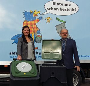 Claudia Böckmann und Rainer Schörnich von den Technischen Diensten Arnsberg stellen die neue Biotonne vor. (Foto: oe)
