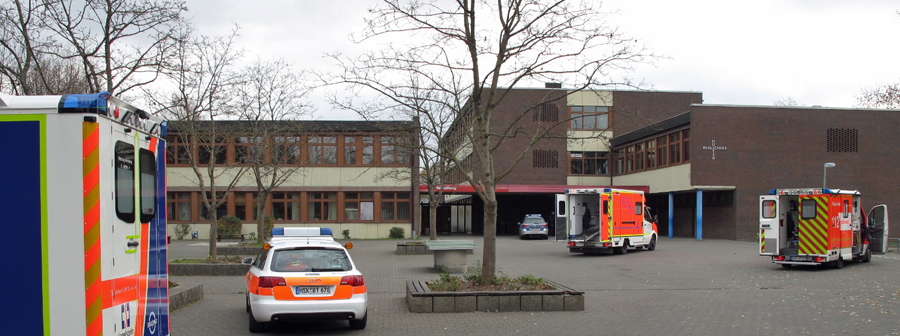 Großer Rettungseinsatz an der Realschule Hüsten. (Foto: Feuerwehr)