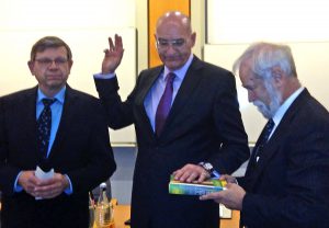 ralph Brodel bei seiner Vereidigung mit Georg TePaas (l.) und Jürgen ter Braak (l.) (Foto: oe)