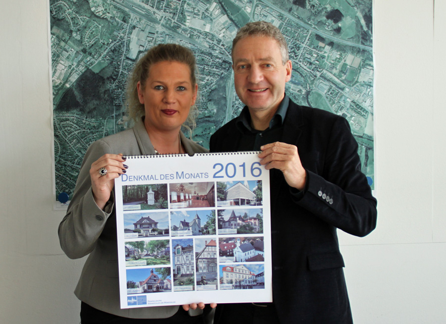 Nicole Rüppel (Geschäftsführung) und Thomas Vielhaber (Vorsitzender der Regionalgruppe Südwestfalen) präsentieren den neuen Denkmal-Kalender. (Foto: Stadt Arnsberg)