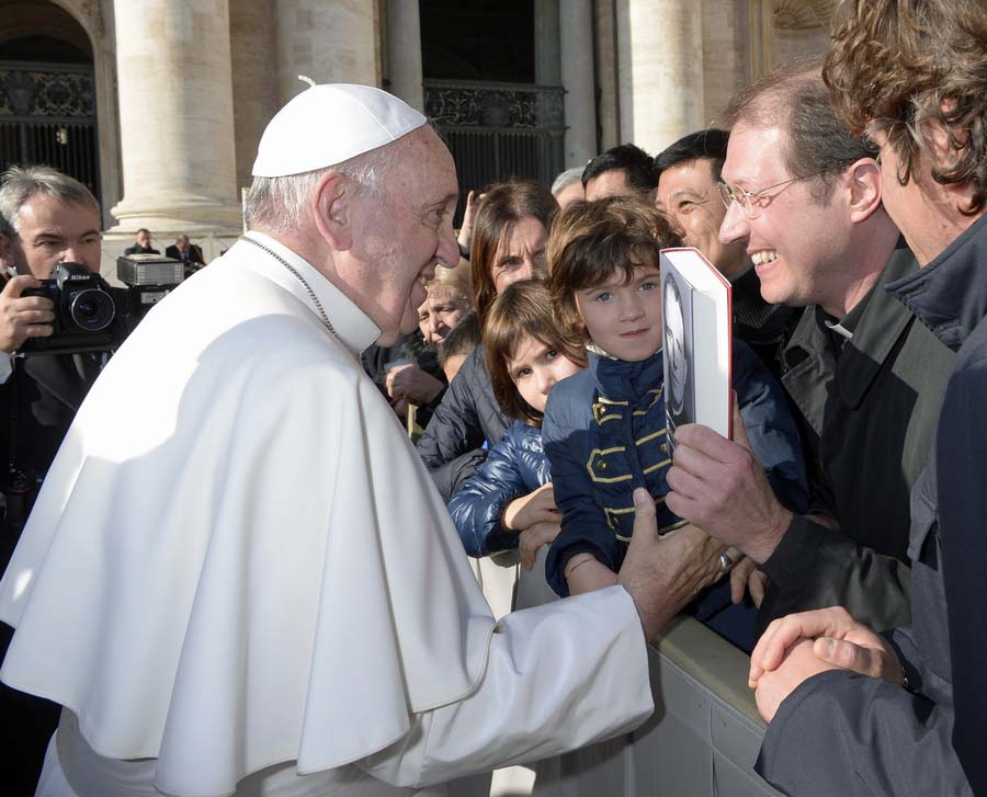 Der Neheimer Pfarrer Stephan Jung überreicht Papst Franziskus die neue Franz Stock-Biografie. (Bildquelle: © L'Osservatore Romano)
