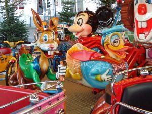 Das Kinderkarussell auf dem Weihnachtsmarkt. (Foto: oe)