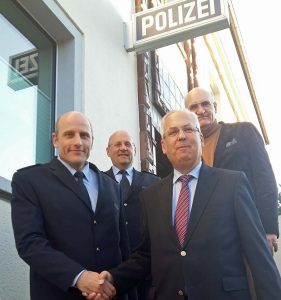 Landrat Dr. Karl Schneider gratuliert dem neuen Sunderner Wachleiter Olaf Wiesenberg. Dahinter der Leiter Polizei im HSK Klaus Bunse und Bürgermeister Ralf Brodel. (Foto: oe)