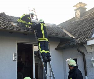 Dachstuhlbrand in Altenhellefeld. (Foto: Feuerwehr)