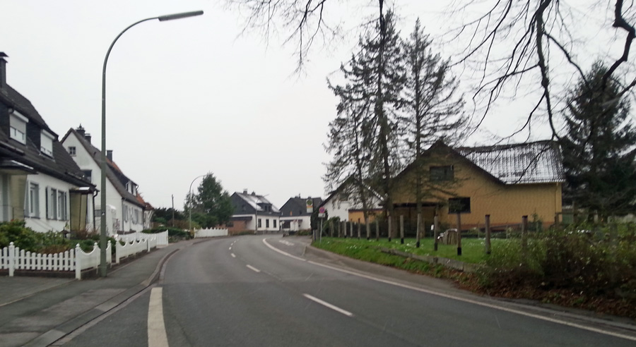 Die Wennigloher SPD fordert eine Überquerungshilfe an der Bushaltestelle am Ortseingang aus Richtung Arnsberg. Im Rat wurde das abgelehnt. (Foto: Klaus Plümper)