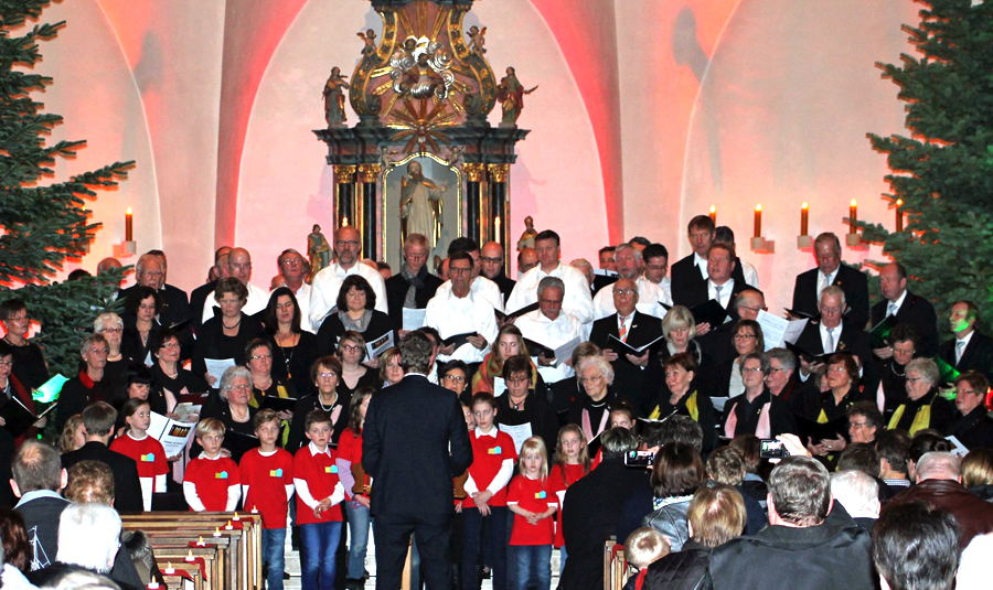 "Stimmen im Advent" in Langscheid. Alle Chöre intonierten zum Abschluss das Chorwerk „Transeamus usque Bethlehem“. (Foto: MGV)