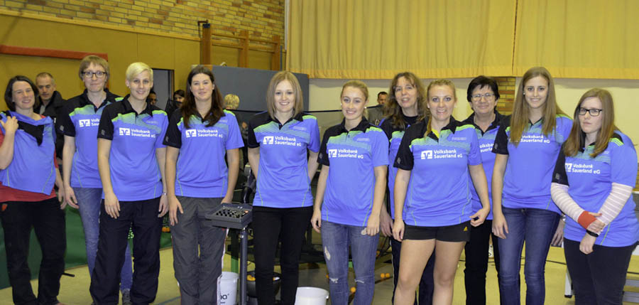 Die Damenmannschaften des SV Holzen freuen sich über neue Trikots der Volksbank Sauerland und über den neuen Tischtennis-Roboter. (Foto: SVH)