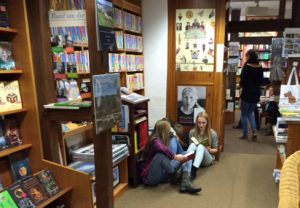 Oberstufenschüler des Laurentianums ließen sich nach Geschäftsschluss in der Buchhandlung Houtermans einschließen. (Foto: Laurentianum)