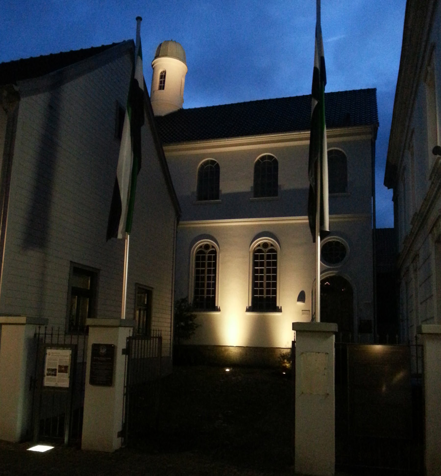 Das Haus der Neheimer Jäger in effektvoller Beleuchtung. (Foto: Förderverein)