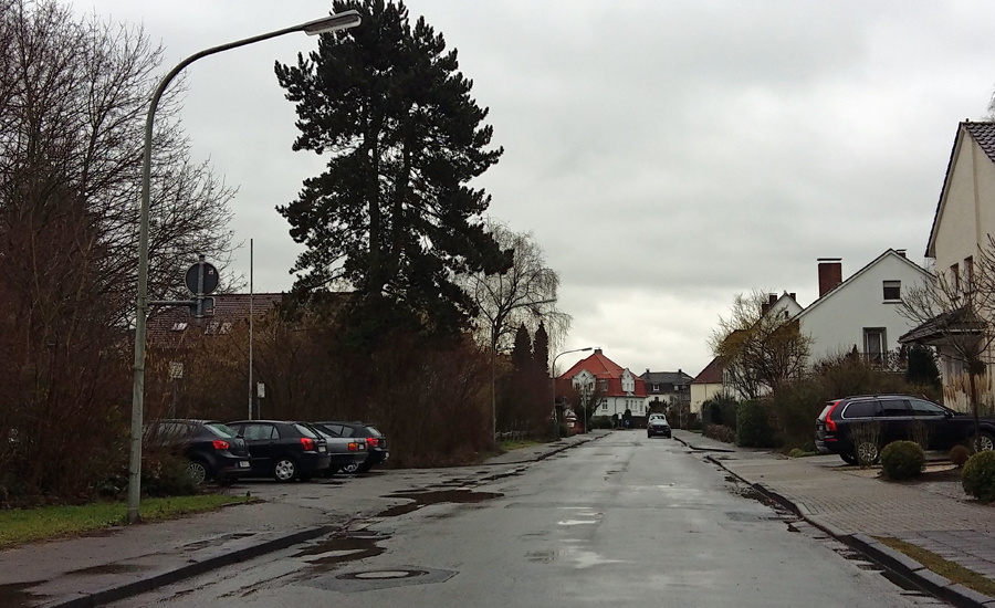 Die breite Graf-galen-Straße im Binnerfeld wird auf 5,50 meter verengt, bekommt 30 Parkbuchten und Tempo 30. (Foto: oe)