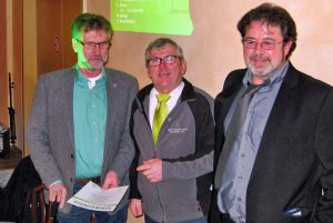 Der geehrte Günter Klimt mit Thomas Stodt und dem Ehrenvorsitzenden und Kreiskassierer Udo Senft. (Foto: Siedler)
