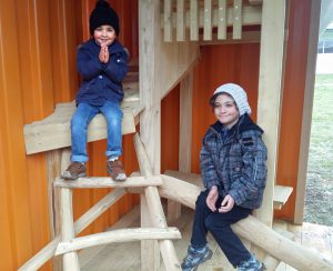 Den Geschwistern Abdul und Mohammed gefällt der neue Spielplatz. (Foto: oe)