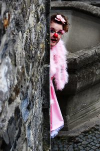 Rosalore auf der Suche nach dem Humor in der Altstadt Arnsberg. Hier begegnet sie den verschiedensten Menschen direkt auf der Straße. Foto: Thora Meißner