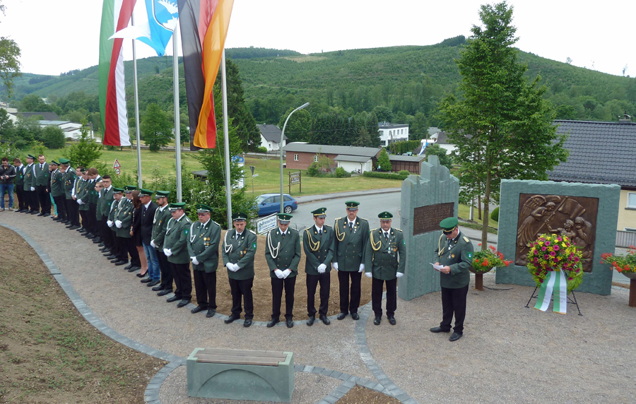 Kranzniederlegung am Neuen Ehrenmal beim Stemeler Schützenfest 2015. (Foto: Denkmal-Komitee)