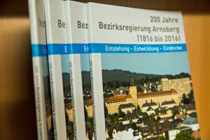Über 100 Seiten Arnsberger Geschichte für nur 3 Euro: das Begleitbuch zur Ausstellung "200 Jahre Bezirksregierung". (Foto: Bezirksregierung)