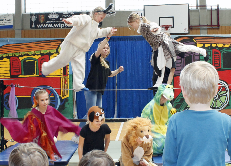 40 Kinder gaben perfekte Zirkusvorstellung