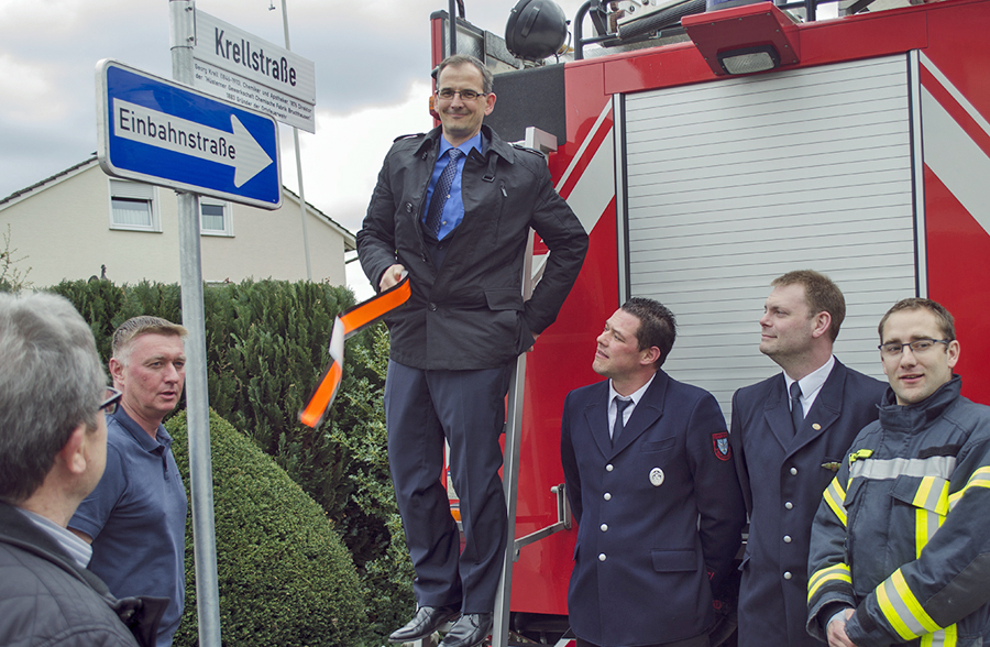 Perstorp-Werkleiter Peter Hartmann enthüllt in Anwesenheit von Vertretern des SPD-Ortsvereins und der Feuerwehr den erklärenden Zusatz zur Bruchhausener Krellstraße, die an einen seiner frühen Vorgänger erinnert. (Foto: SPD)