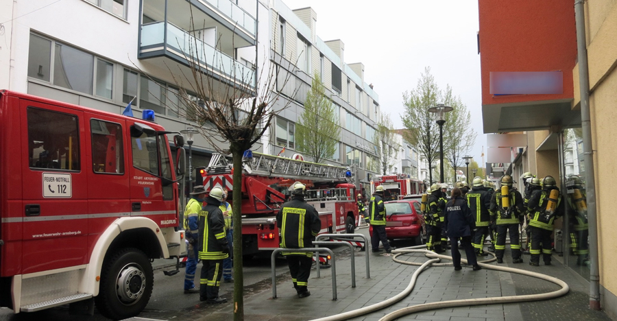 Großeinsatz auf der neheimer Apothekerstraße, wo ein hausbewohner aus dem zweiten Obergeschoss gerettet wurde. (Foto: Feuerwehr)