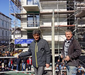 Firmenchef Manuel Santos (l.) und Polier Günther Sawatzky sorgten für den zünftigen Teil des Richtfests. (Foto: oe)
