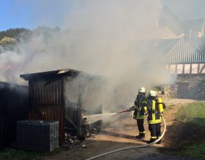 In Endorf musste eine brennende Gartenhütte gelöscht werden. (Foto: Feuerwehr)