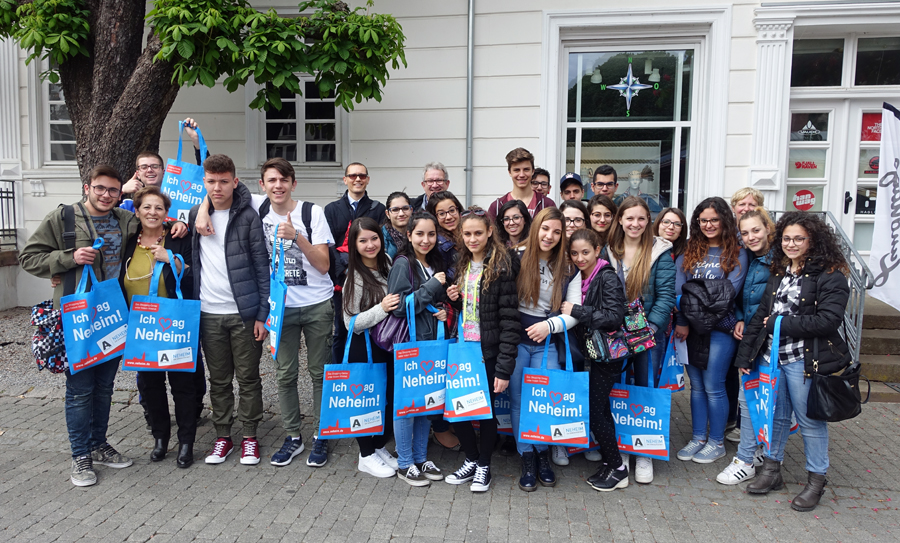 Die ustauschschüler aus Caltagirone vor dem Neheimer Citybüro. (Foto: AN)