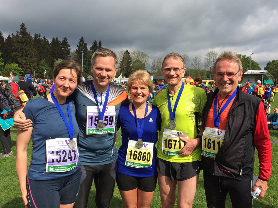 Fünf TVA-Läufer gingen beim halbmarathon an den Start: von links Regina Reinhold, Uwe Reinhold, Martina Regniet, Michael Regniet und Jürgen Funke. (Foto: TVA)