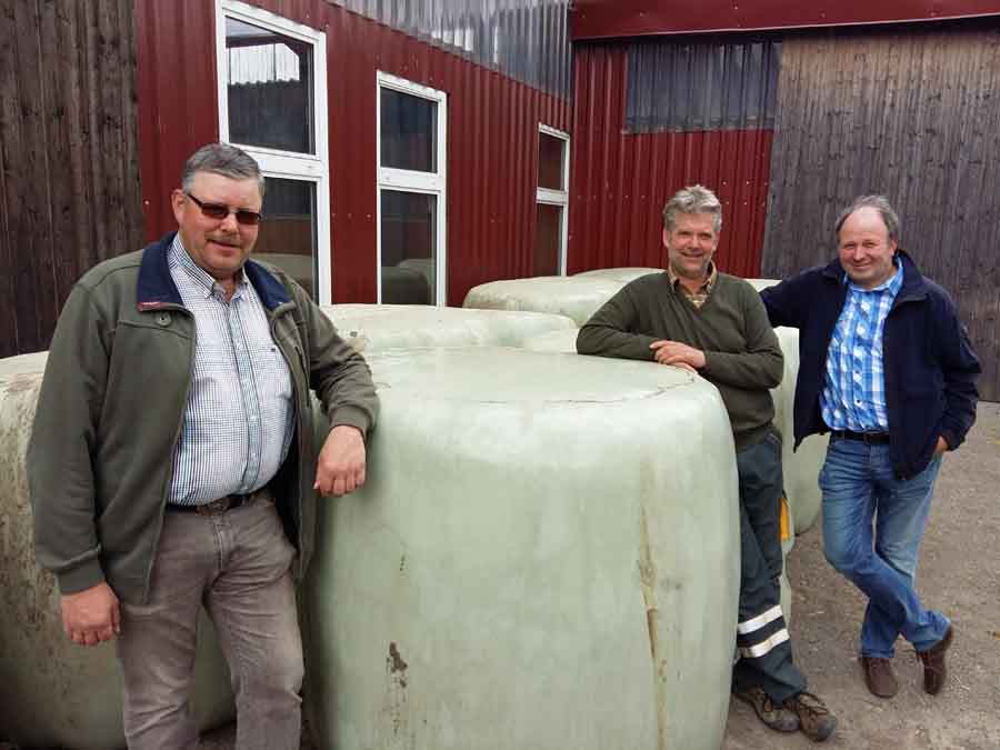 Die Sunderner Landwirte Stefan Freiburg-Neuhaus, Bernd-Josef Schulte-Hobein und Hans-Wilhelm Stöckmann (von links) sorgen sich zunehmend um die Qualität des Viehfutters von ihren Weiden. (Foto: oe)