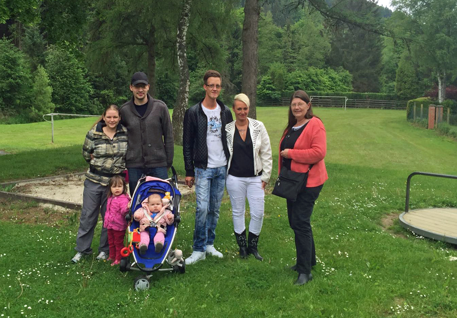Ratsmitglied Ute Berenfänger (r.) mit Eltern auf dem Spielplatz in der Settmecke. (Foto: SPD)