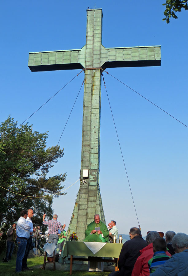 Gottesdienst am Heimkehrerkreuz auf dem Spitzen Kahlenber. (Foto: St. Pankratius)