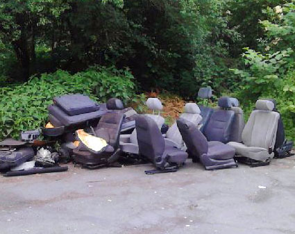 Diese illegale Müllentsorgung wurde am Donnerstag an der Straße Richtung Möhnesee entdeckt. (Foto: Stadt Arnsberg)