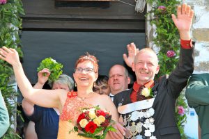 Für Antonius und Bettina Feische endet das Regentschaftsjahr in Hellefeld. Vorher werden sie den Besuchern am Sonntag aber noch einmal zujubeln. (Foto: Schützen)