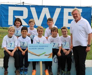 Das Staffelteam der Katholischen Grundschule Allendorf mit Weltmeister Willi Wülbeck. (Foto: RWE)