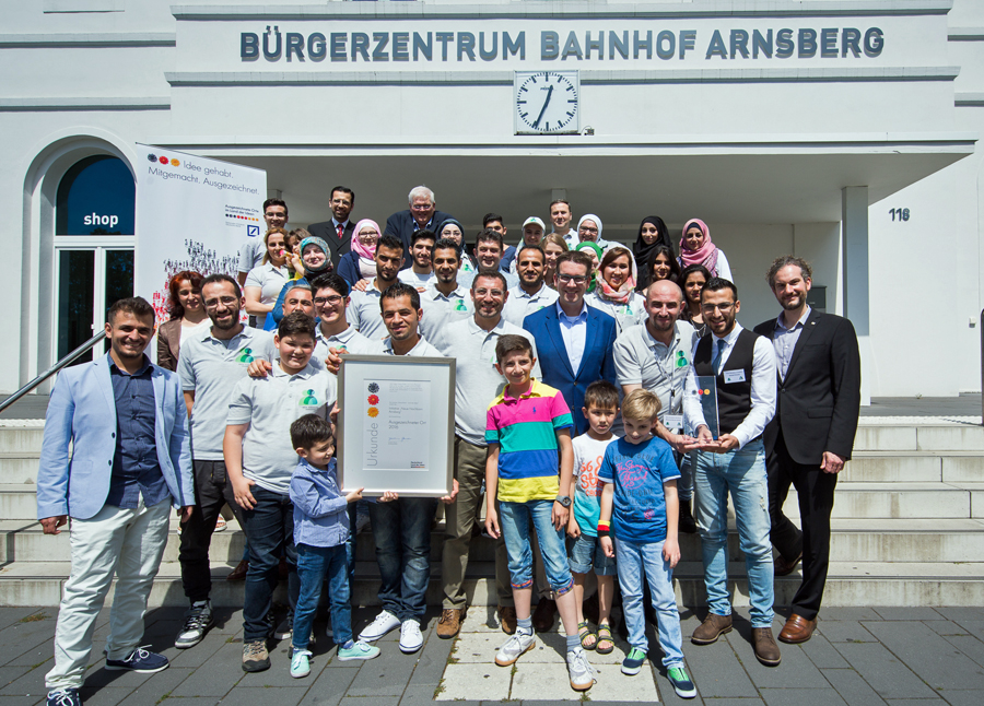 Die Neuen Nachbarn Arnsberg präsentieren ihre Auszeichnung. Foto: Land der Ideen Management GmbH