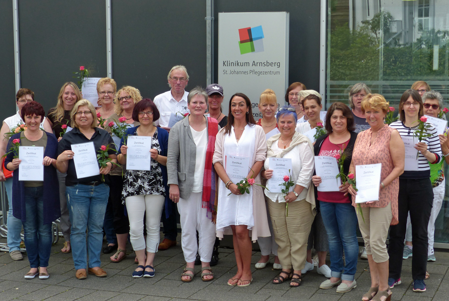 21 HelferInnen erhielten ihr Zertifikat nach der Qualifizierung zum Thema Demenz. (Foto: Stadt Arnsberg)