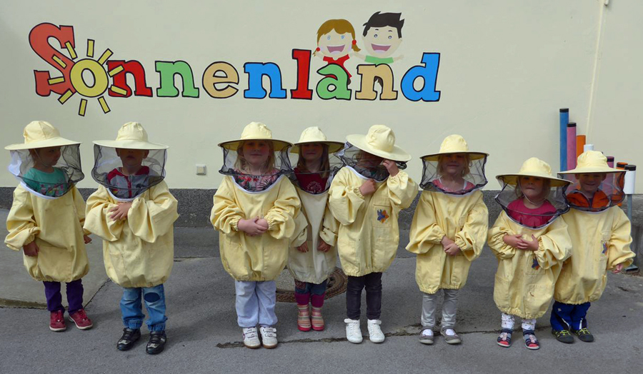 Eine  Gruppe des Wennigloher Kindergartens „Sonnenland“ in Bienenschutzkleidung. (Foto: Forum Wennigloh)