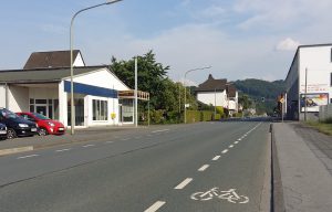 Lädt zum Zu-Schnell-Fahren ein: die Rönkhauser Straße in Müschede. (Foto: oe)