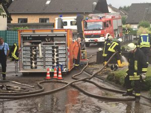 Mehr als 100 Einsatzkräfte der Feuerwehr waren am Freitag in Sundern in Folge des Unwetters im Einsatz (Foto: Feuerwehr Sundern)