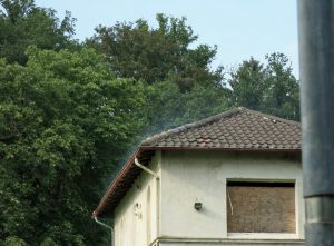 Rauchentwicklung in einem leerstehenden Haus. (Foto: Feuerwehr)