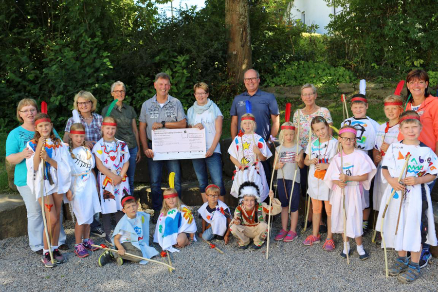 Die Allendorfer Schützen überreichten jetzt 1600 Euro aus der Hutsammlung beim Schützenfest an die Offene Ganztagsschule: (Foto: Schützen)
