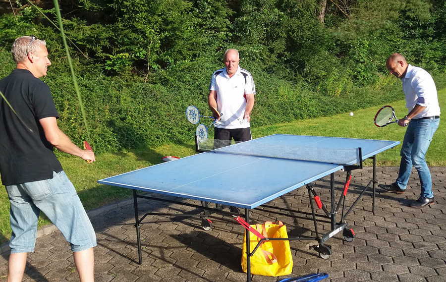 Drei Schläger - Tischtennis, Badminton und Tennis - kommen beim racketlon zum Einsatz, wie es hier Jörg Schlinkert Ronald Hoffschulte Thomas Köper (v.l.) demonstrieren. (Foto: STK)
