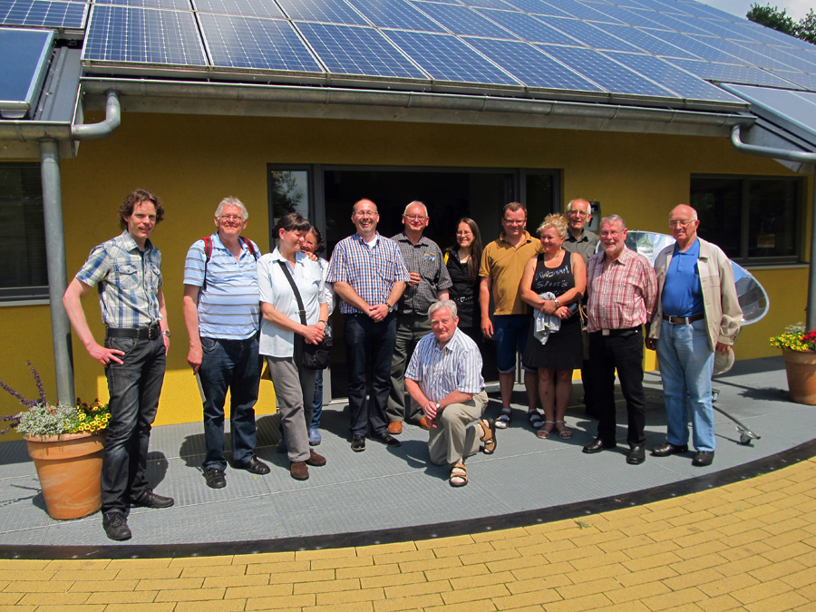 Vor dem Sonnenhaus im Energiepark Rietberg: die Reisegruppe des Energiestammtischs. (Foto: VZ)