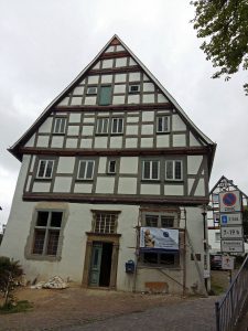 Haus Honnigh mit den wiederhergestellten großen Kreuzstockfenstern links und rechts vom Eingangsportal. Foto: oe)