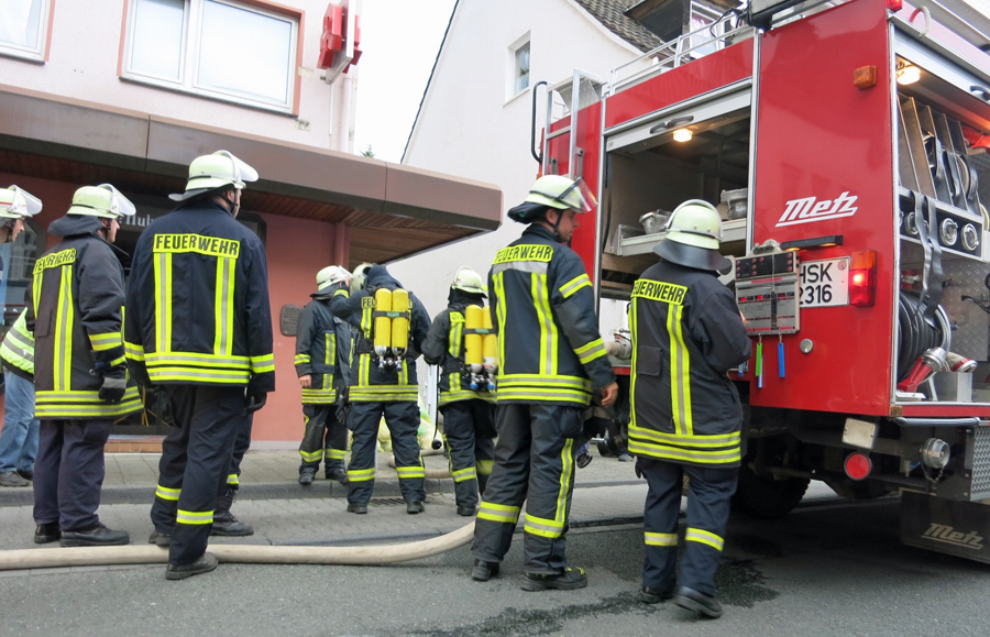 Rund 80 Einsatzkräfte waren beim Wohnungsbrand auf der Oeventroper Kirchstraße vor Ort. (Foto: Feuerwehr)
