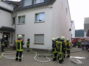 Vier menschen wurden aus der Brandwohnung gerettet. (Foto: Feuerwehr)