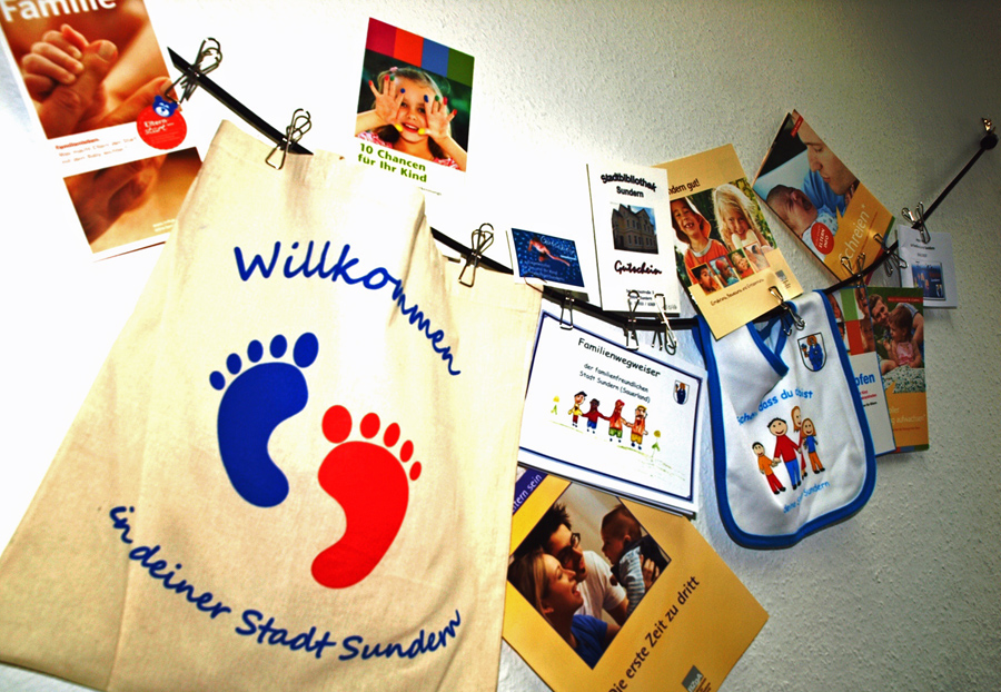 In Sundern erhalten Familien mit neugeborenen Kindern einen Wikommensgbesuch und ein Begrüßungspäckchen. (Foto: Stadt Sundern)