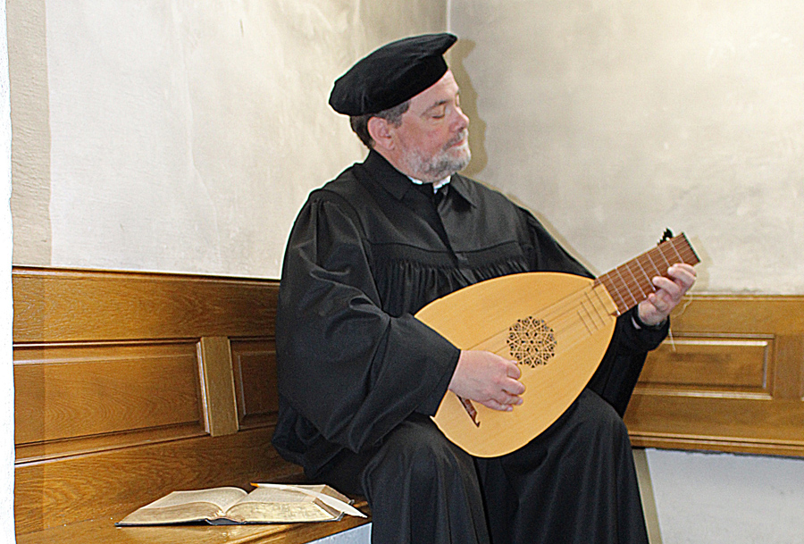Pfarrer Bodo Meier mit einer Laute aus der Lutherzeit. (Bild: Gudrun Bertram)