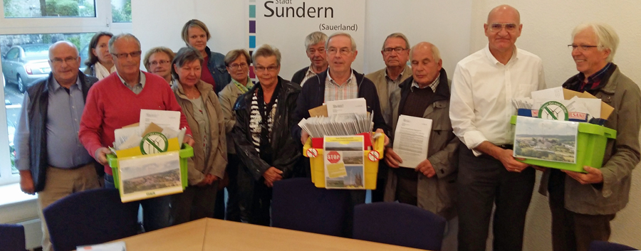 Übergabe der 584 Umschläge mit Einwendungen gegen die Windkraft-Planung in der Stadt Sundern an Bürgermeister Ralph Brodel (2.v.r.). (Foto: oe)